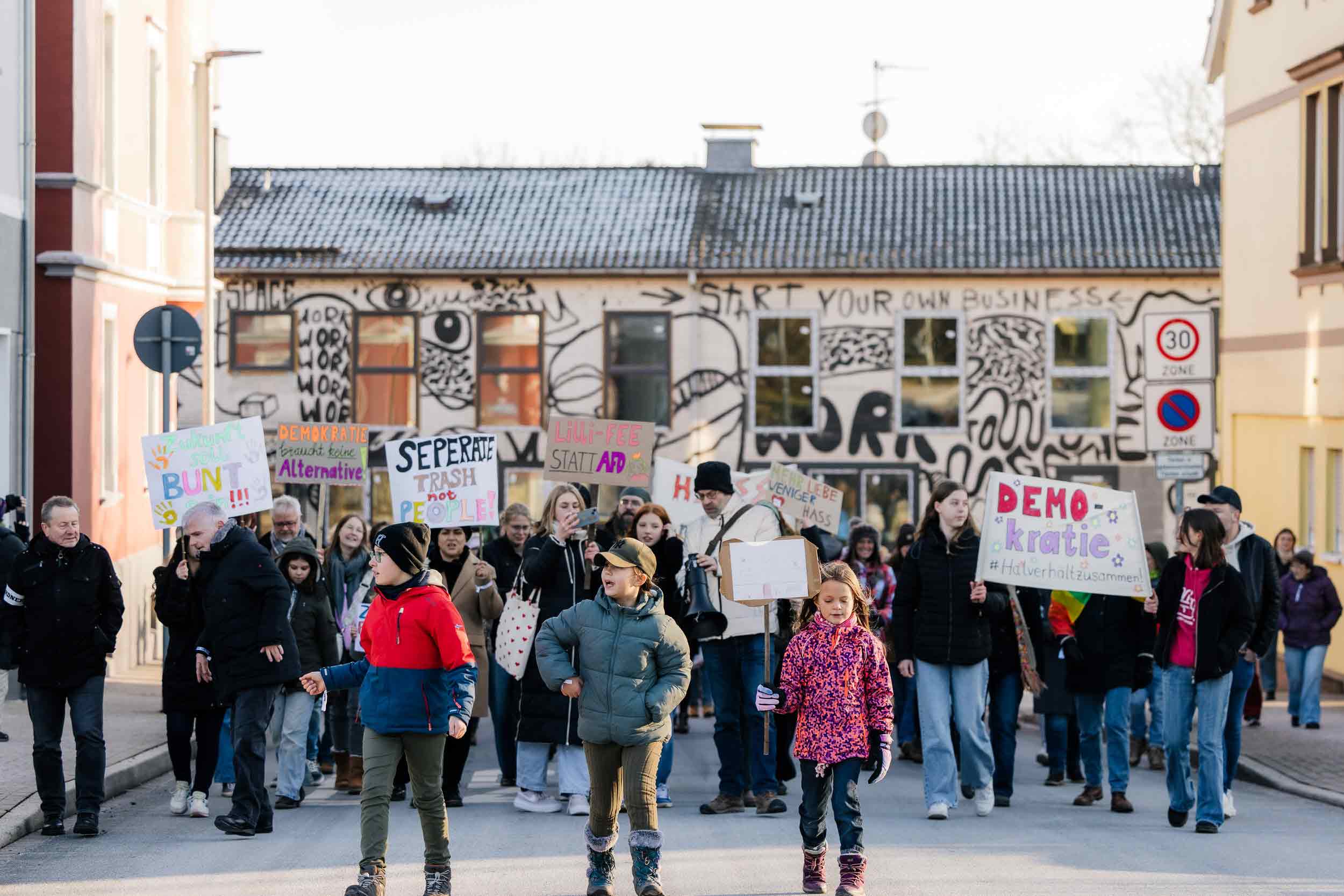 Tag der Befreiung 2025: Warum der 8. Mai uns alle etwas angeht 3 Damit der Tag der Befreiung am 8. Mai nicht vergessen wird, veranstalten die Grünen in Halver auch mal eine Demo!