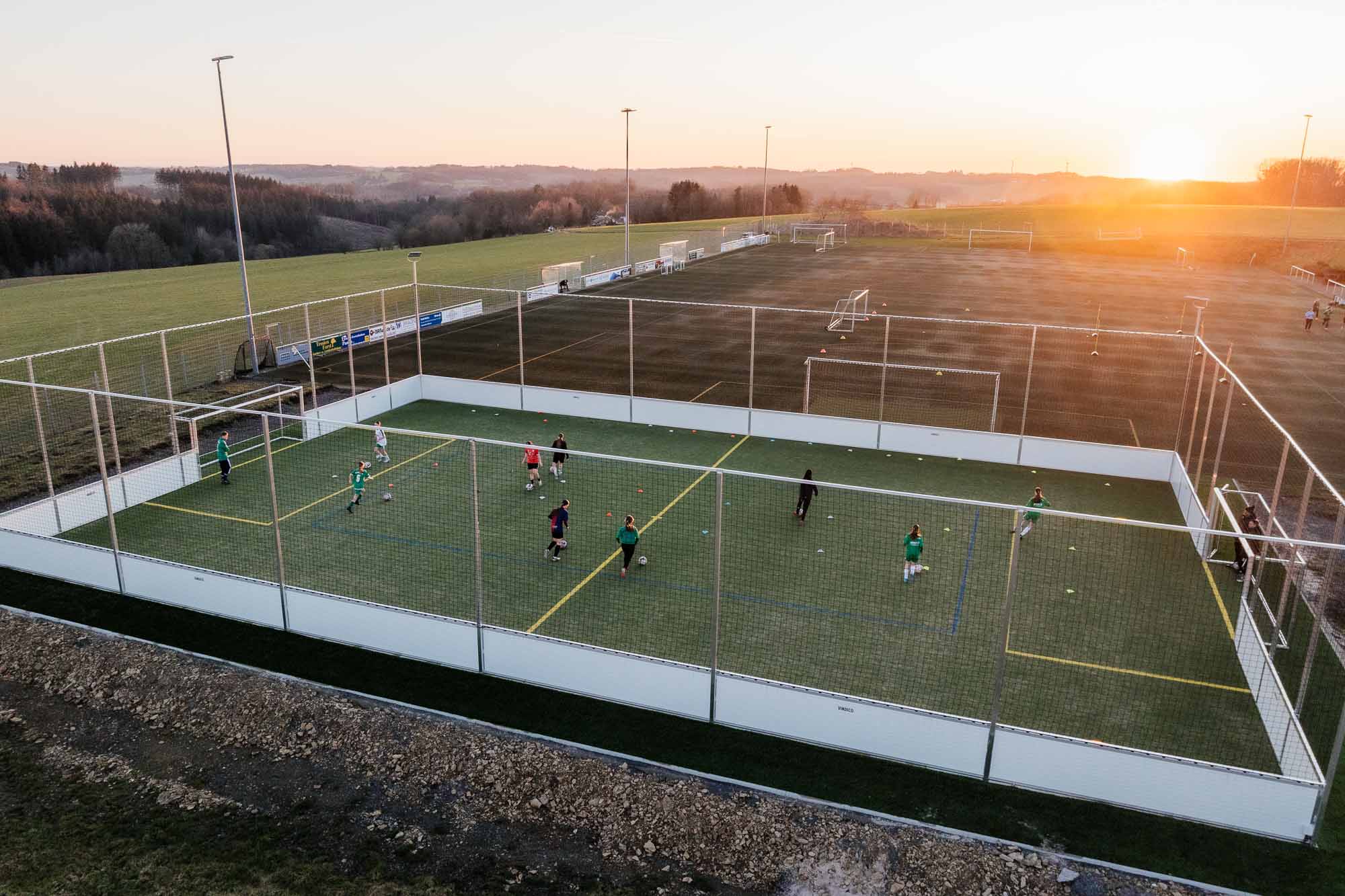 Sportplatz an der Karlshöhe: So könnte ein Ort für alle entstehen 2 Der Sportplatz des Tus Grünenbaum ist toll, aber er ist nicht zentral gelegen und seine Kapazitäten reichen kaum aus. Eine sinnvollere Nutzung vom Sportplatz an der Karlshöhe wäre eine hervorragende Ergänzung.