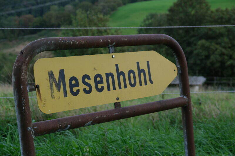 Hinweisschild zur Ortschaft Mesenhohl