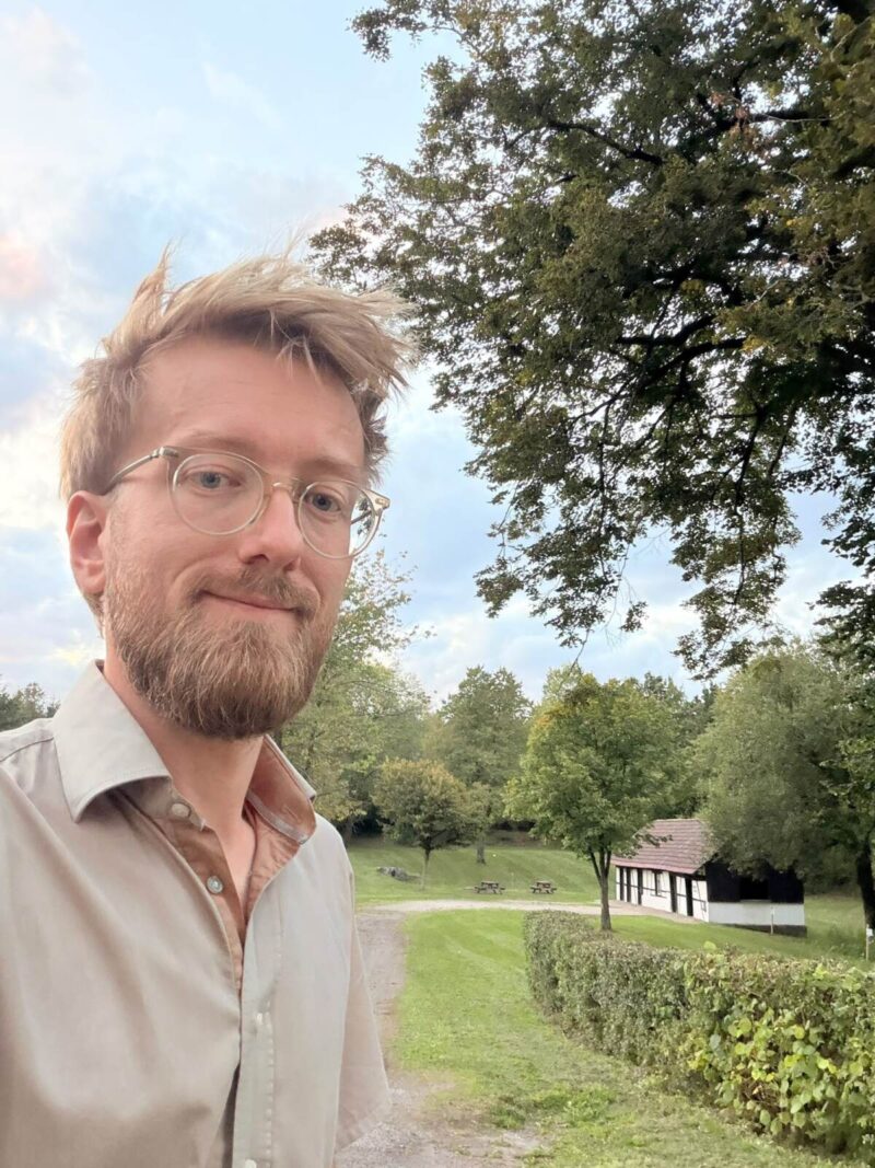 Personen Selfie mit Wanderhütte im Hintergrund