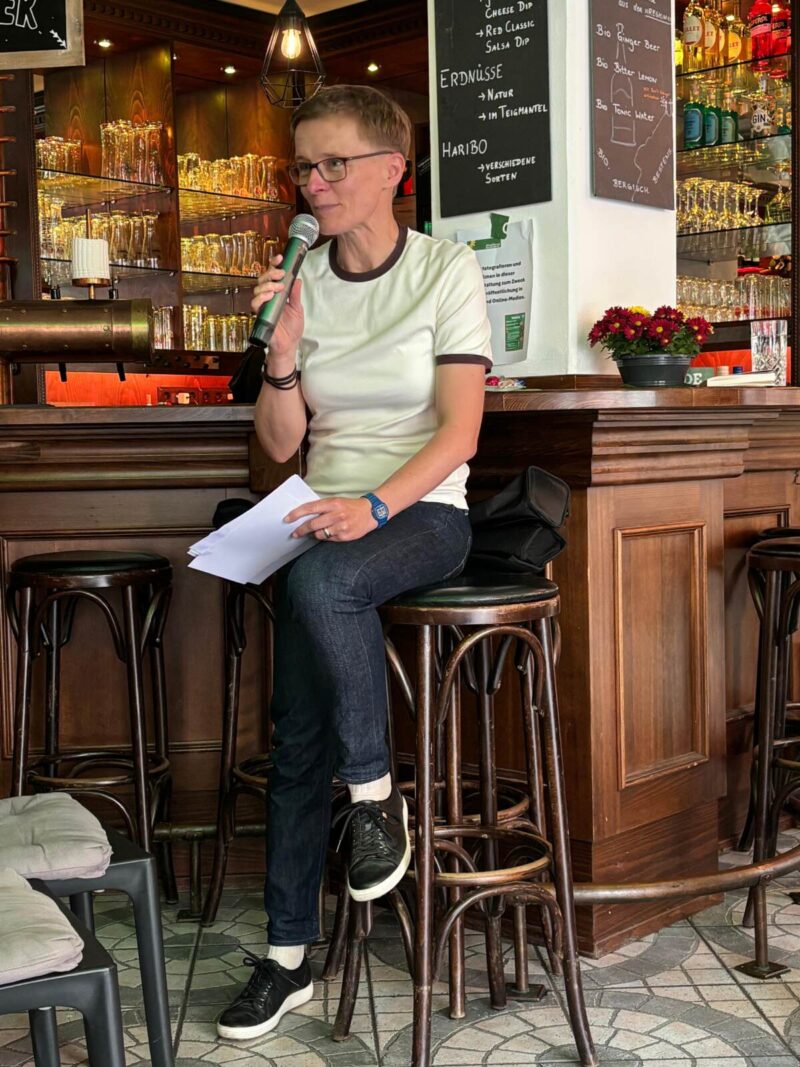 Frau spricht in ein Mikro