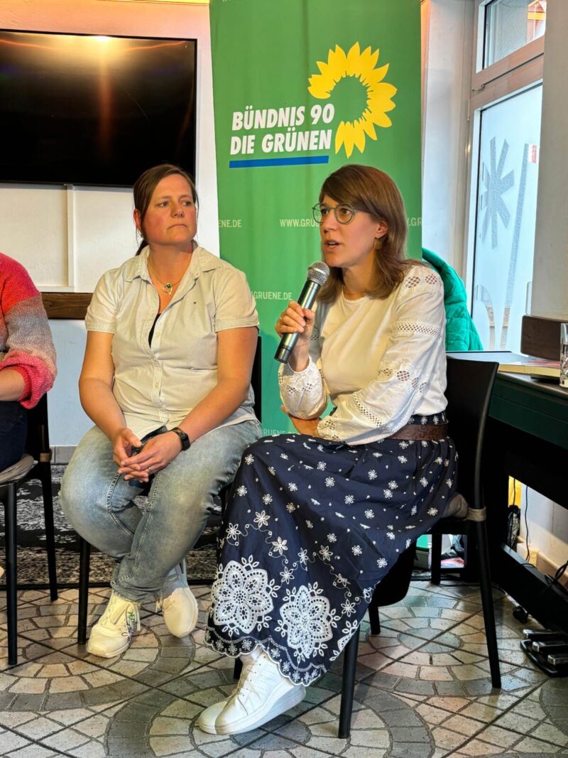 Frau spricht in ein Mikro